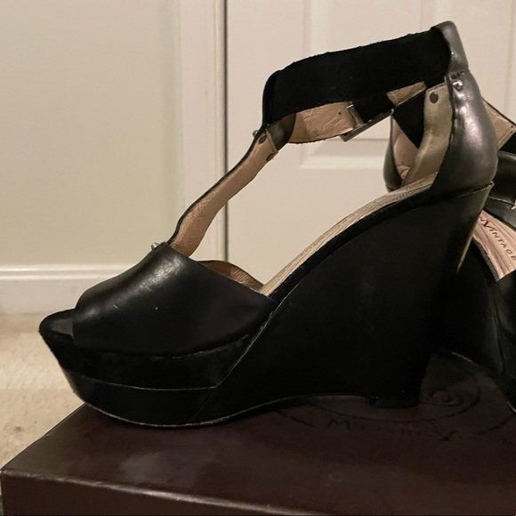 EUC Modern Vintage T-strap sandals size 7 - Picture 5 of 9